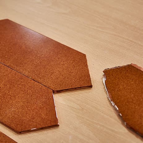 Piezas color teja de forma alargada copiadas a partir de un trozo roto
