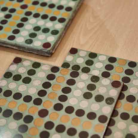 Baldosas de fondo verde agua con lunares de colores copiadas en el taller