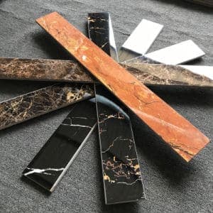 Tiras de porcelánico efecto mármol cortadas para rodapié