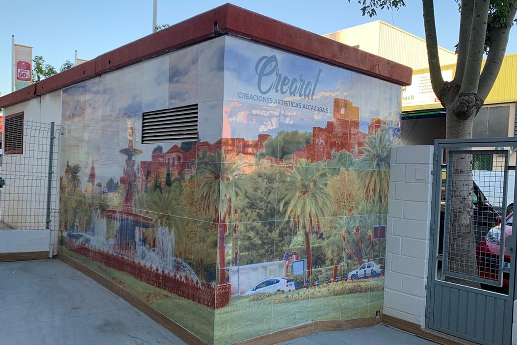 Mural cerámico de paisaje que recubre las paredes de un edificio en Málaga