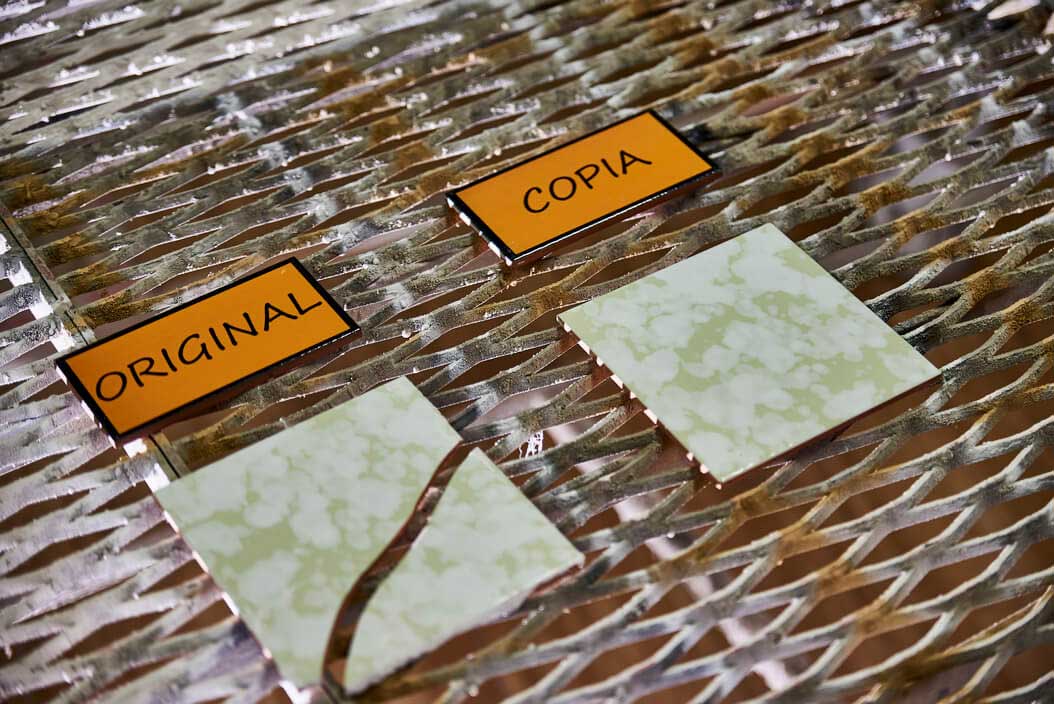 Azulejo verde jaspeado: original partido en dos y copia