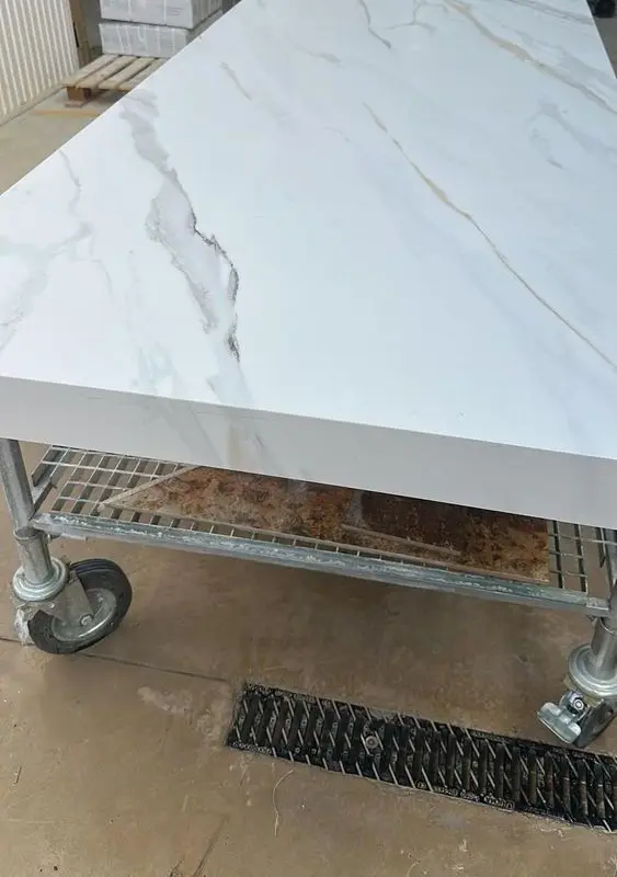 Encimera de porcelánico efecto Calacatta con el frente ingleteado