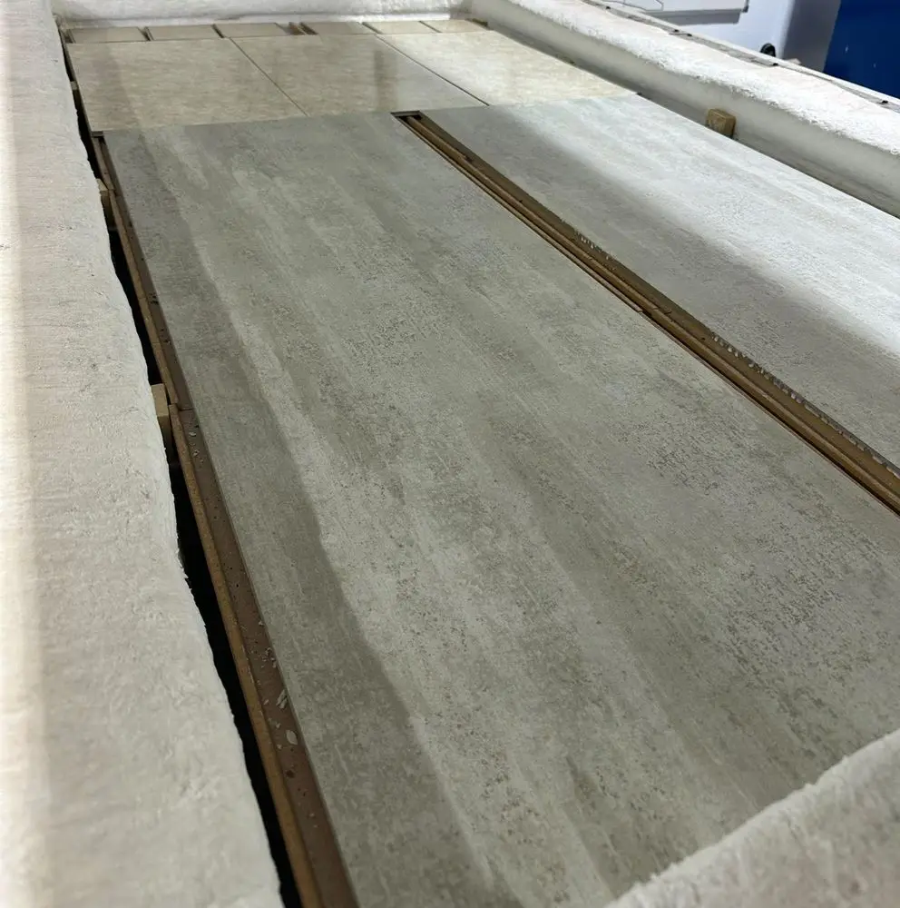 Placas con el veteado ya impreso dentro del horno de Crearal