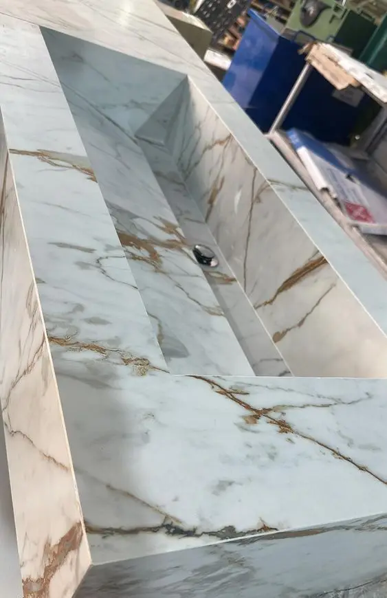 Lavabo de porcelánico efecto Calacatta montado a inglete en el taller