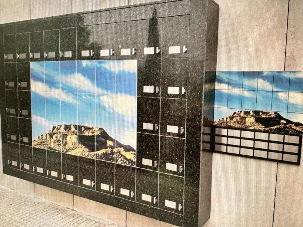 Mural fotográfico cerámico de un paisaje en un columbario de granito negro