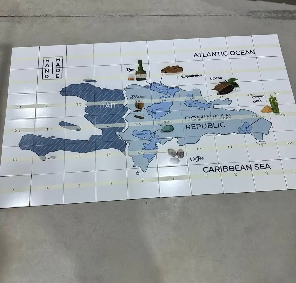 Mural con el mapa ilustrado de La Española montado en el suelo del taller