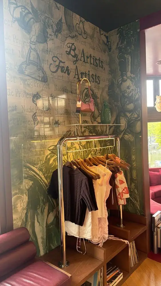 Esquina de la tienda de Ámsterdam revestida con el mural ilustrado