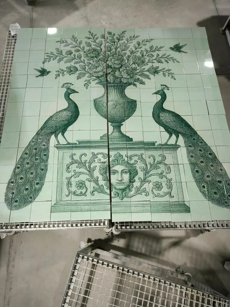 El mural de los pavos reales en dos mitades sobre las mesas del taller