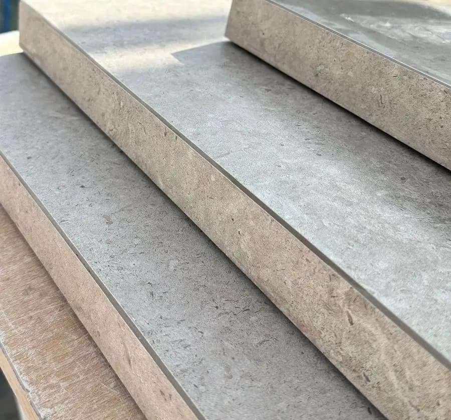 Peldaños de porcelánico efecto piedra con el canto ingletado, en el taller de Crearal