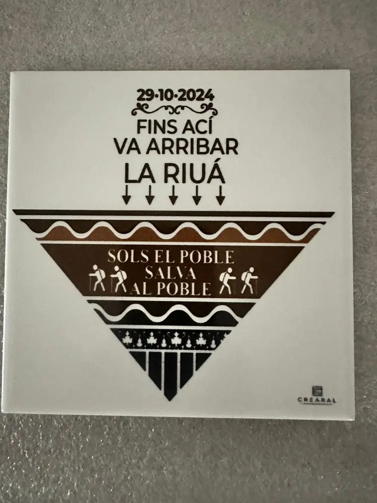 Placa en azulejo que marca hasta dónde llegó el agua de la DANA de 2024