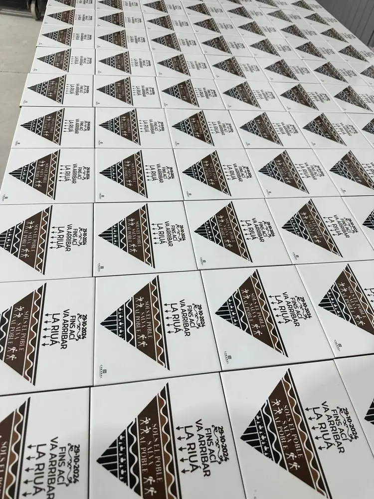 Serie de placas de la DANA recién fabricadas sobre las mesas del taller