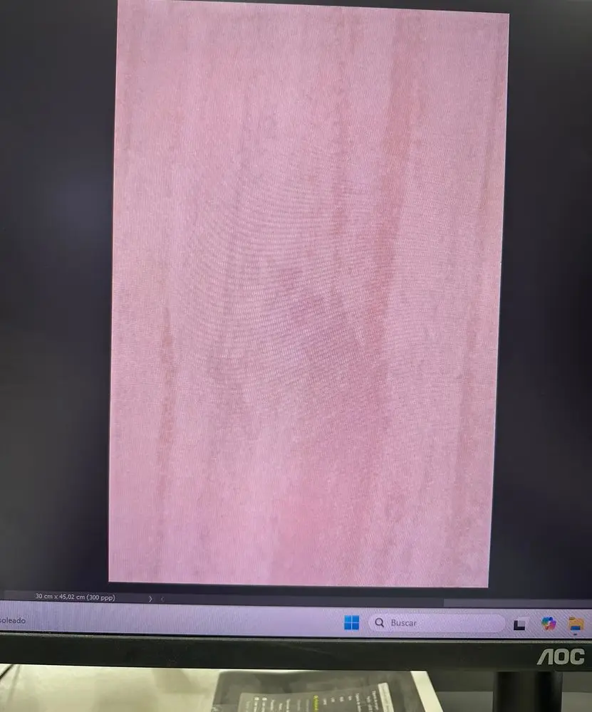 El dibujo del mismo azulejo reconstruido entero en el monitor del taller