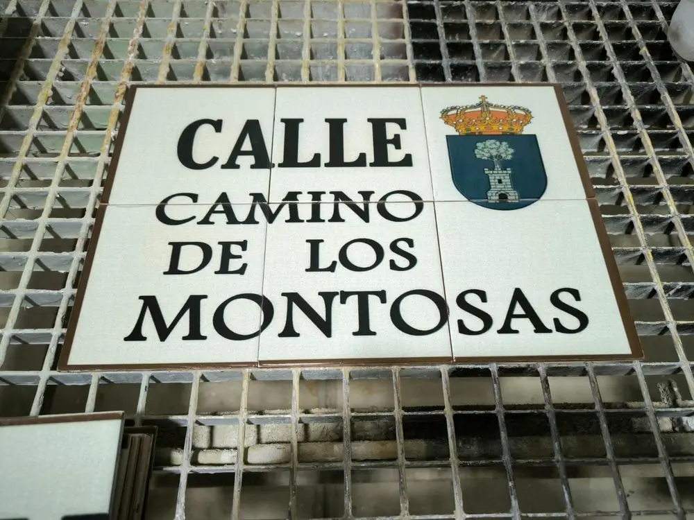 Placa de calle en azulejo con escudo municipal