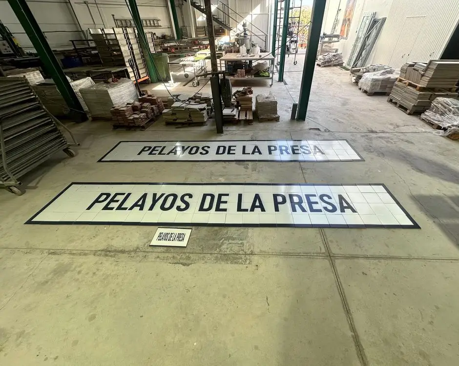 Rótulos cerámicos «Pelayos de la Presa» en el suelo del taller