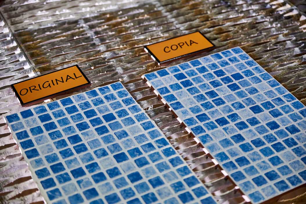 Gresite azul de piscina: placa original y copia