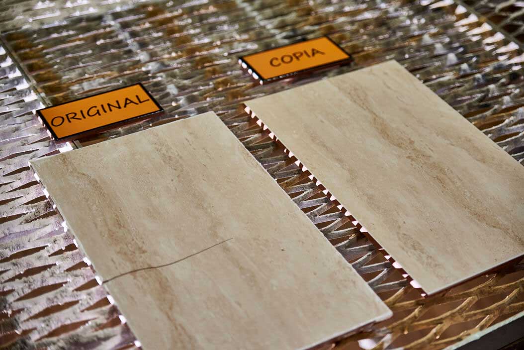 Pieza beige veteada con una grieta: original y copia