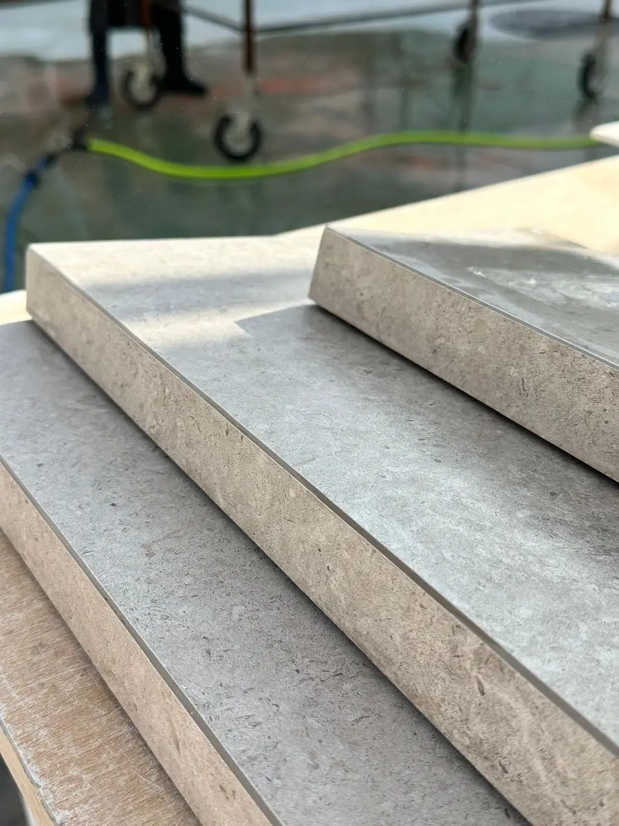Peldaños de porcelánico efecto piedra con el canto ingletado, en el taller de Crearal