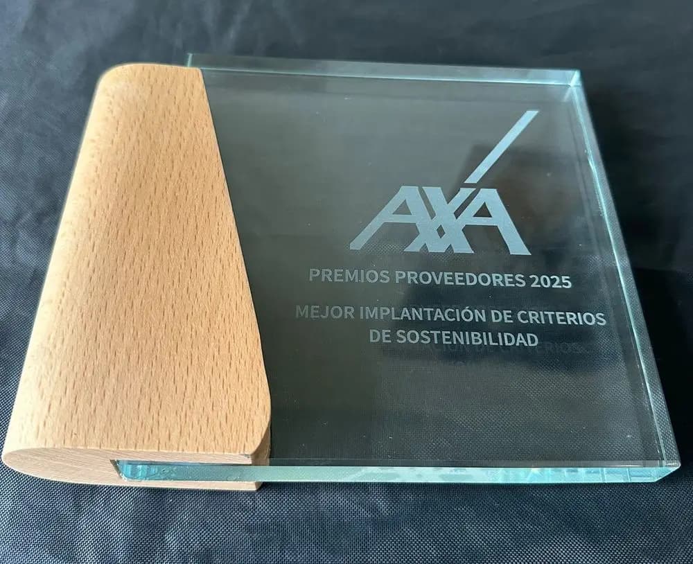Trofeo de cristal y madera de los Premios Proveedores AXA 2025 a la mejor implantación de criterios de sostenibilidad, recibido por Crearal