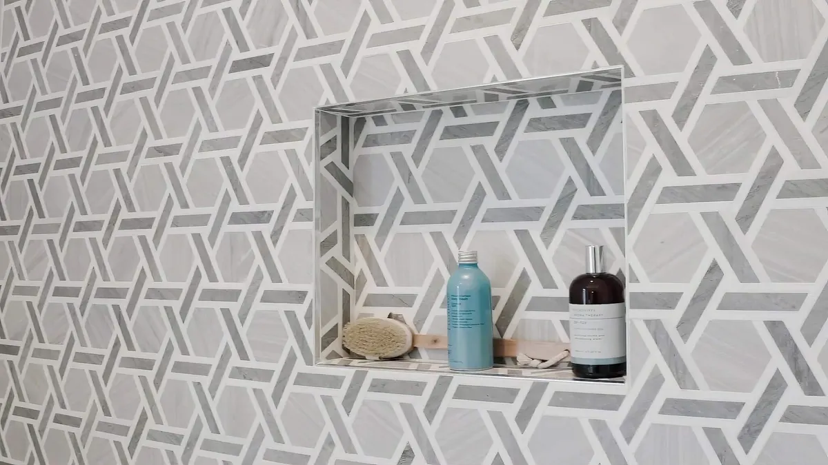 Hornacina de ducha revestida con azulejo geométrico hexagonal en gris y blanco