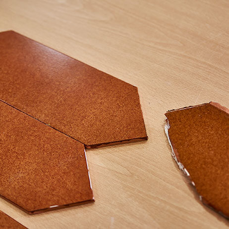 Piezas color teja de forma alargada copiadas a partir de un trozo roto