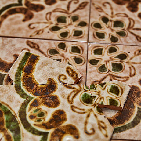 Azulejos decorados con flores copiados junto al original roto
