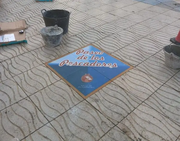 Colocación de la baldosa «Paseo de los Pescadores» en el paseo marítimo