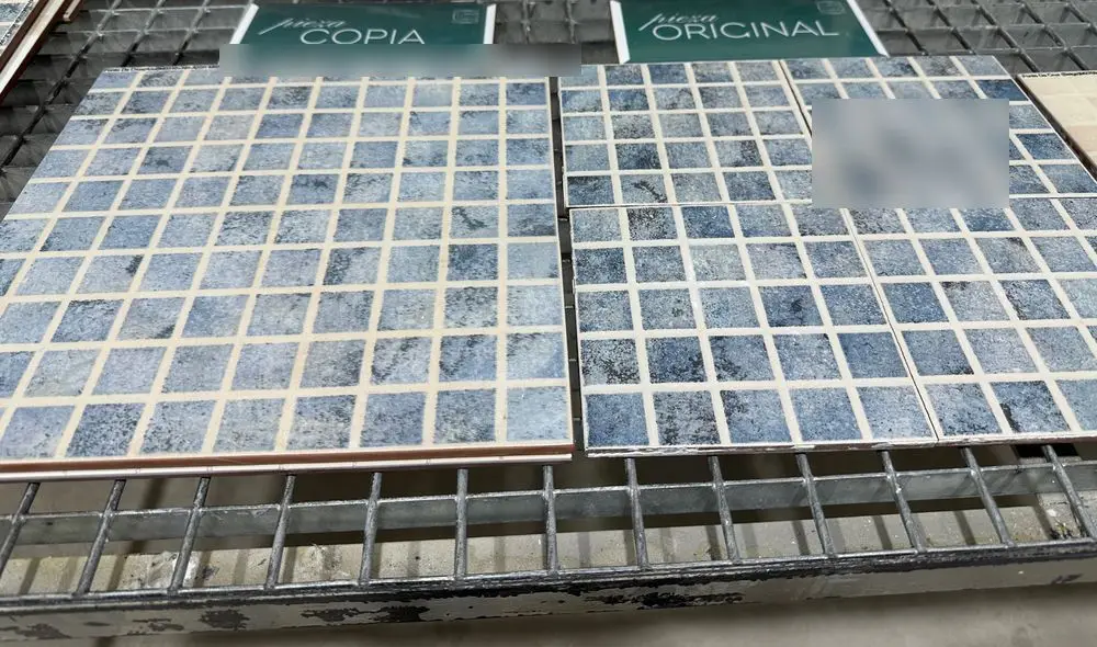 Planchas de mosaico azul jaspeado de piscina, copia y original, sobre una rejilla