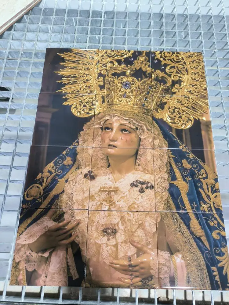 Mural de una Virgen Dolorosa en doce azulejos