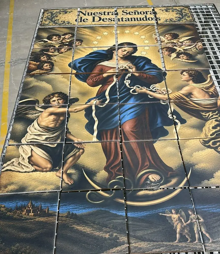 Mural cerámico de Nuestra Señora Desatanudos para una iglesia de Toledo, montado en el taller