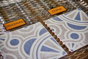 diferencia entre azulejo original y la copia