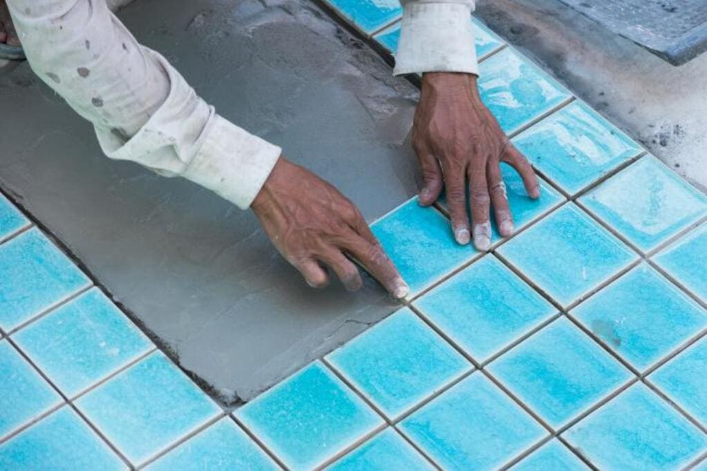 Cómo colocar azulejos en pared exterior