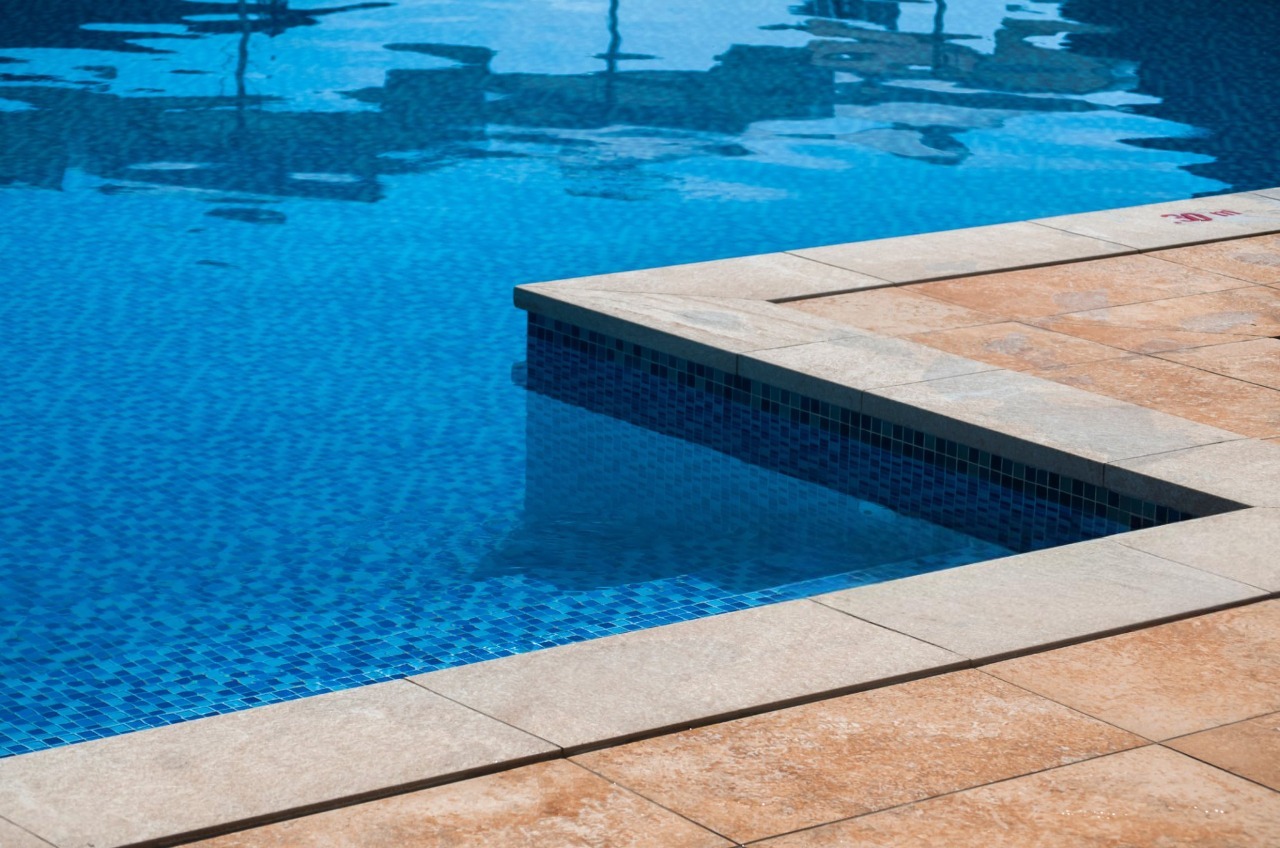 Coronaciones de piscinas porcelanosas de ceramica