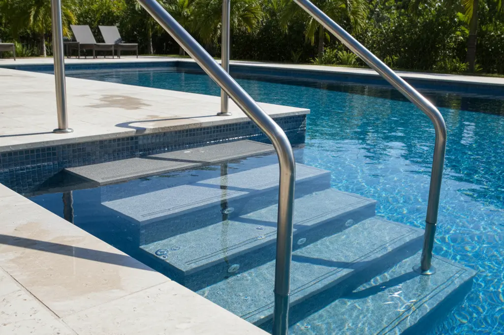 Escalera de piscina