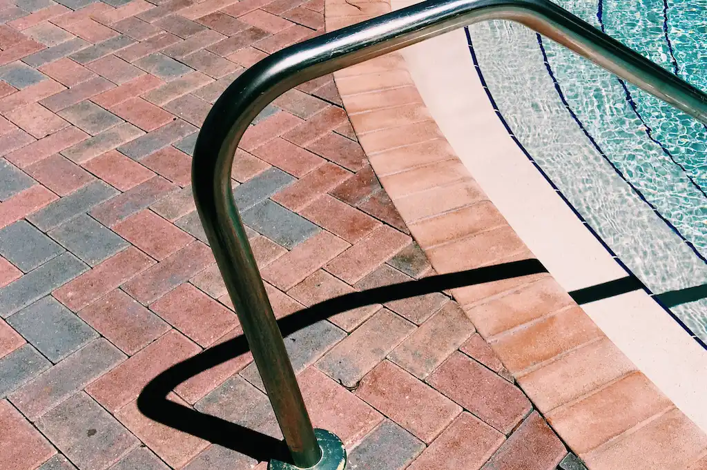 Qué material es mejor para el borde de la piscina